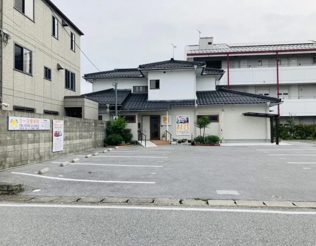 仕事帰りに車で来院できるりーる整骨院の外観と駐車場