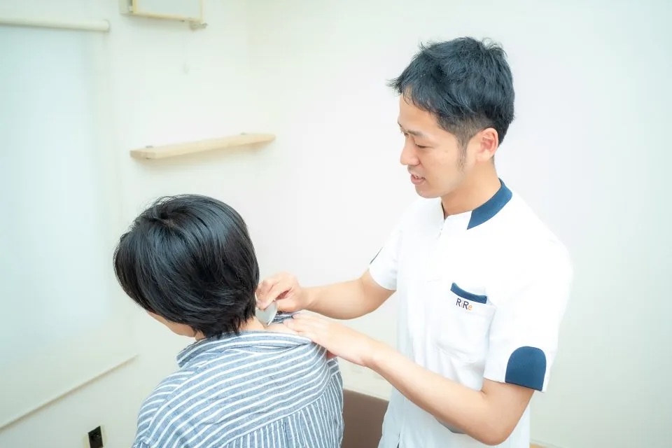彦根市のりーる整骨院で首肩まわりへ筋膜リリースを行う様子