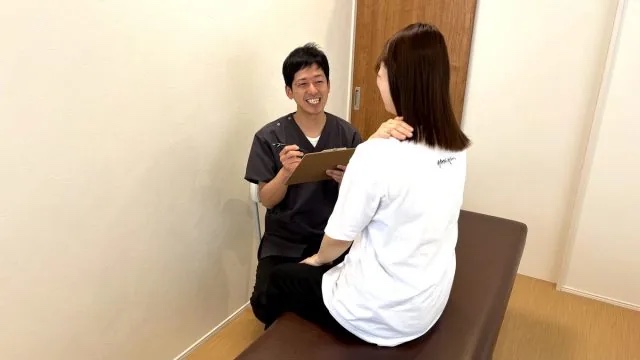 彦根市のりーる整骨院でカイロプラクティックの方針を説明する相談風景