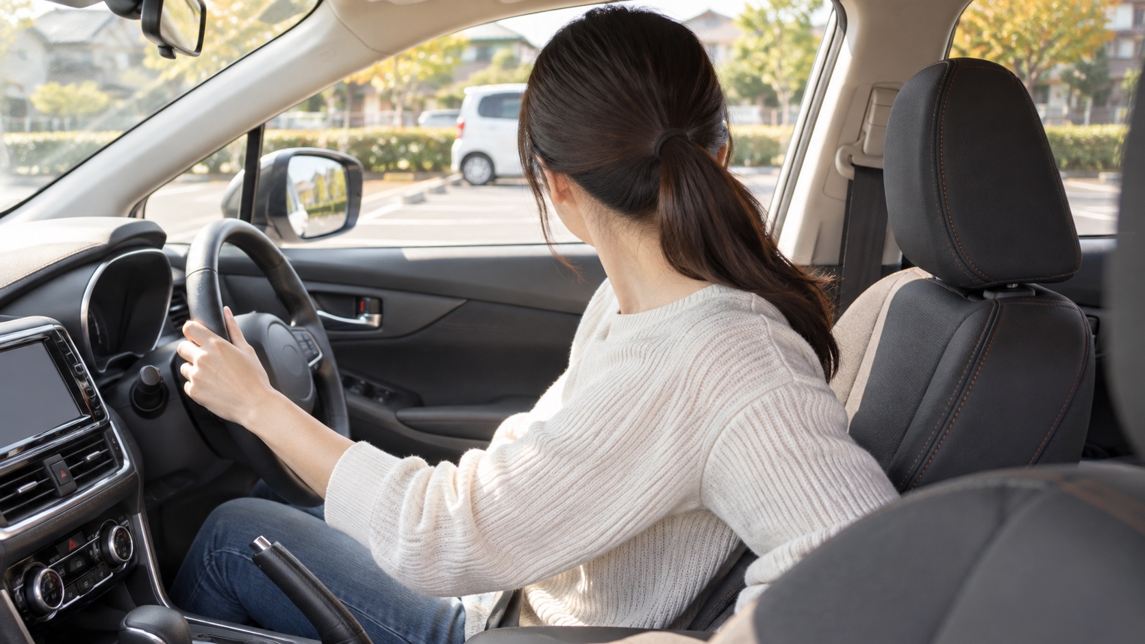 駐車した車内で後方確認できるか安全に確かめる様子